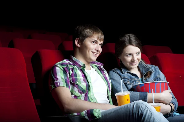 Par i en biograf, titta på en film — Stockfoto