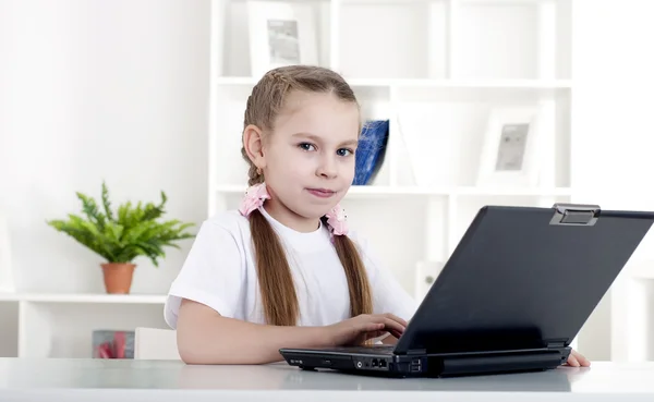 Meisje werkt op laptop — Stockfoto