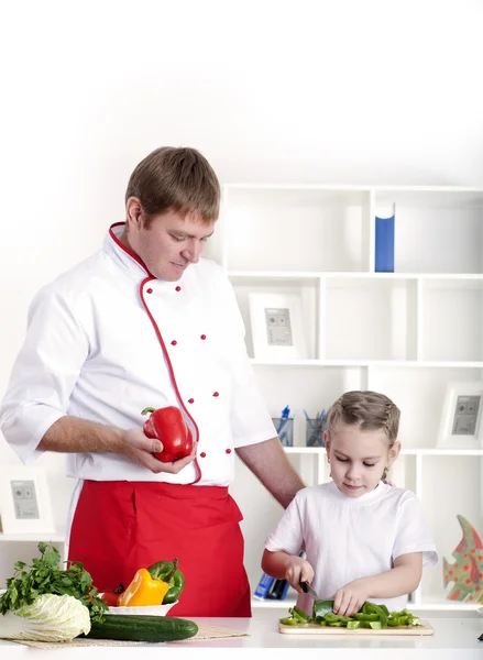 Familjen matlagning tillsammans — Stockfoto