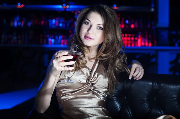 Retrato da mulher bonita jovem, resto em bar — Fotografia de Stock
