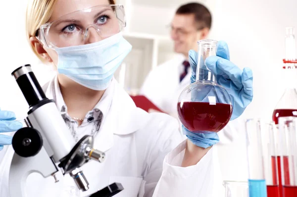 Chemik pracující v laboratoři — Stock fotografie