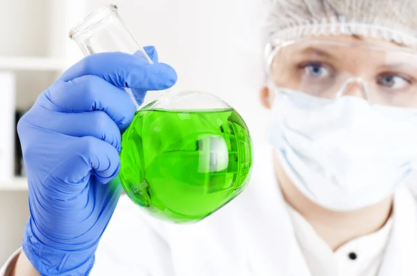 Química femenina mezclando líquidos en tubos de ensayo —  Fotos de Stock