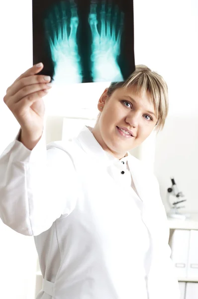 Vrouwelijke medic kijken naar x-stralen — Stockfoto