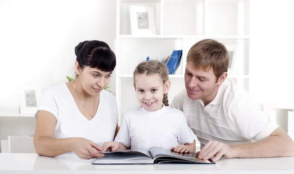 Familie liest gemeinsam ein Buch — Stockfoto