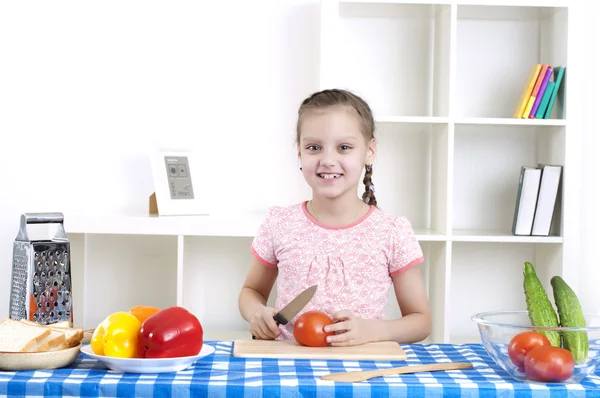 Mädchen arbeitet in der Küche und schneidet Gemüse — Stockfoto