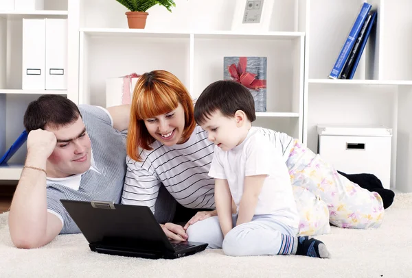 Familjen tittar på en bärbar dator — Stockfoto