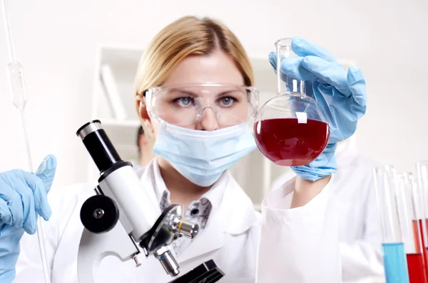 Químico trabajando en el laboratorio — Foto de Stock