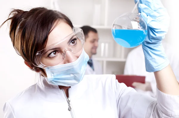 Kimiawan yang bekerja di laboratorium — Stok Foto