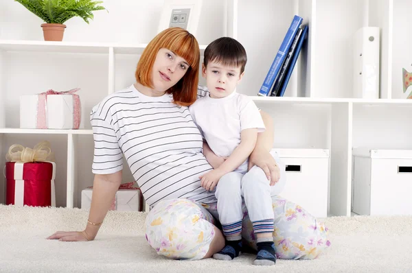 Mãe e bebê, decoração de casa — Fotografia de Stock