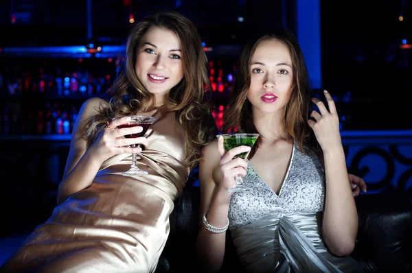 Portrait of two young women at restaurant — Stock Photo, Image