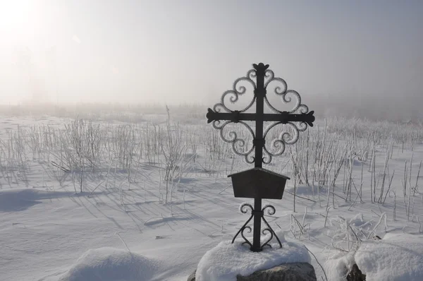 Paysage triste en hiver avec tombeau et croix — Photo