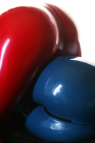 Красно-синий резиновый костюм Latex — стоковое фото