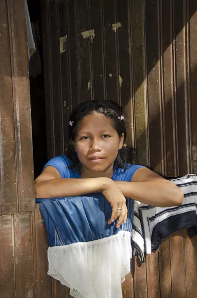 Een jonge inheemse vrouw in de Amazone — Stockfoto