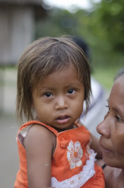 Una chica indígena en el Amazonas — Foto de Stock