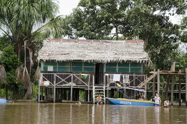 Domorodé dům v oblasti Amazonky. — Stock fotografie