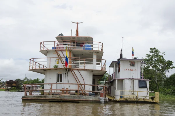 Ett fartyg i Amazonfloden — Stockfoto