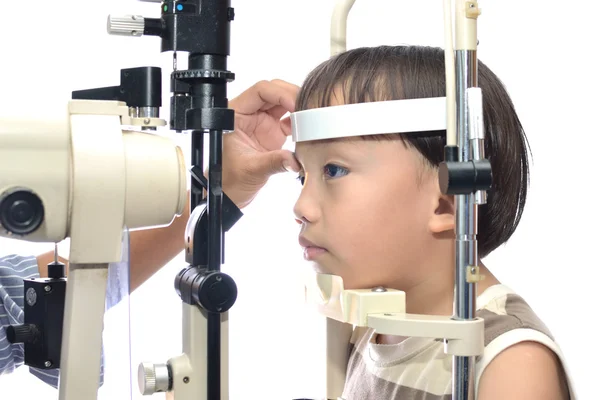 Exame ocular de menino — Fotografia de Stock