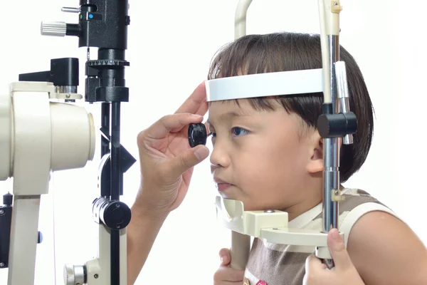 Badanie oka chłopiec — Zdjęcie stockowe