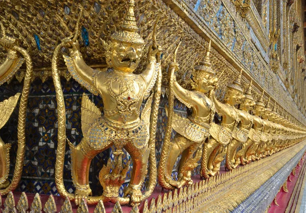 Złoty garuda rzeźby — Zdjęcie stockowe