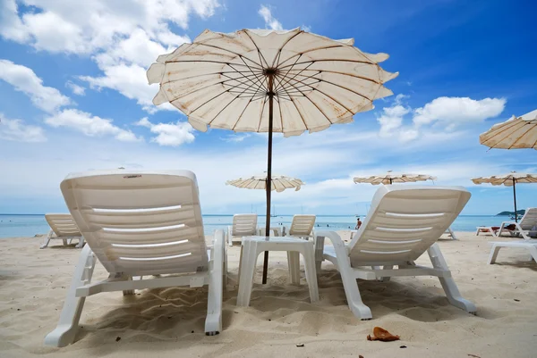 白沙滩伞 — 图库照片