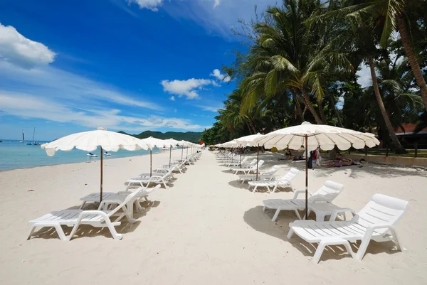 Guarda-chuva de praia branco — Fotografia de Stock