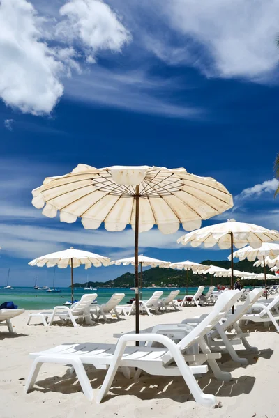 Vitt strandparaply — Stockfoto