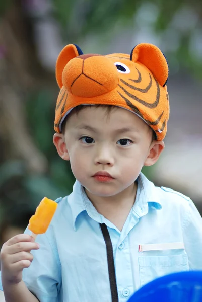 Asyalı genç çocuk — Stok fotoğraf