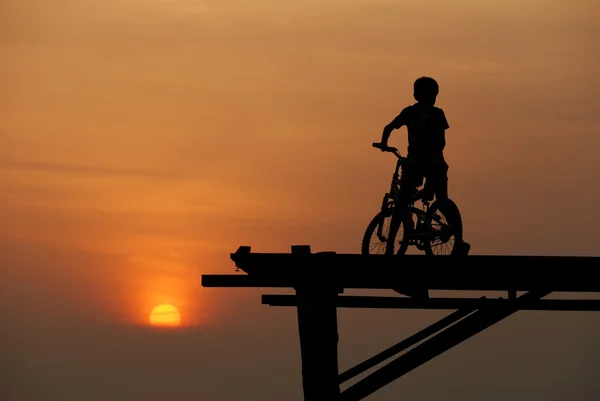 Chłopiec siedzi na rower 3 — Zdjęcie stockowe