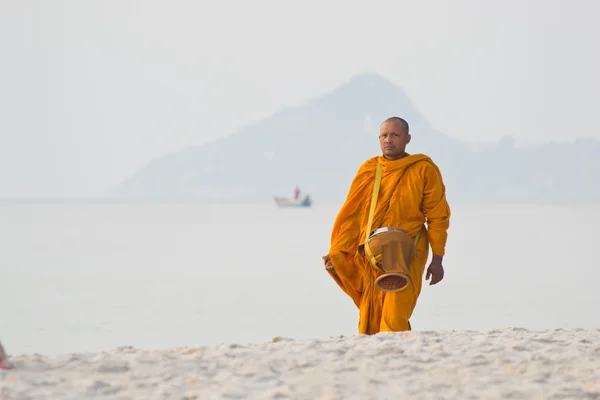 Mnich na plaży — Zdjęcie stockowe