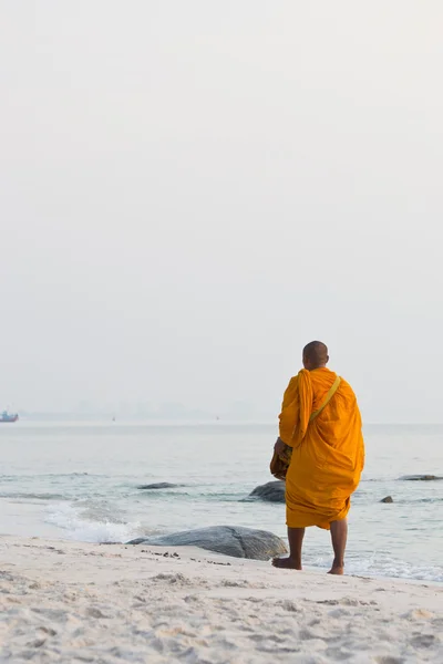 Mnich na plaży — Zdjęcie stockowe
