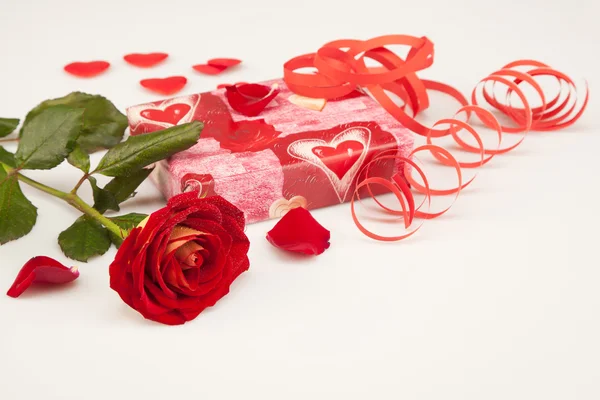Rosa roja y regalo sobre fondo blanco — Foto de Stock