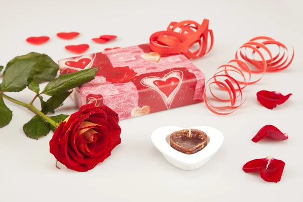 Rosa rossa, candela e regalo per San Valentino su sfondo bianco — Foto Stock
