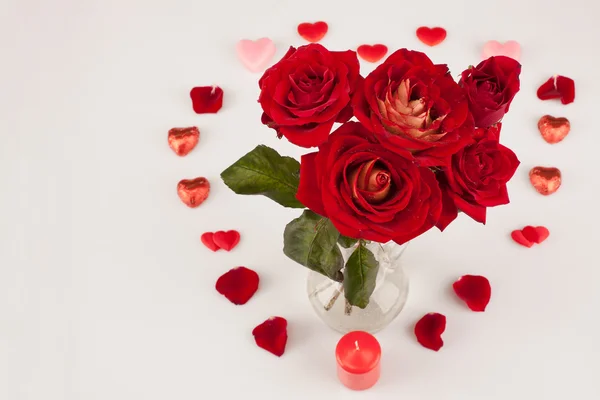 Ramo de rosas rojas y muchos corazones sobre un fondo blanco —  Fotos de Stock