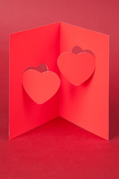 Scheda a San Valentino con due cuori su sfondo rosso — Foto Stock