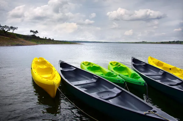 Kayaks verdes y amarillos —  Fotos de Stock