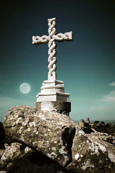 Крест при лунном свете — стоковое фото