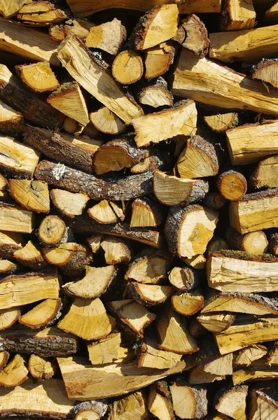 Opgestapeld brandhout — Stockfoto