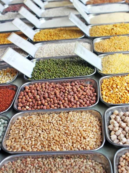Legumbres, granos y cereales en un mercado indio —  Fotos de Stock