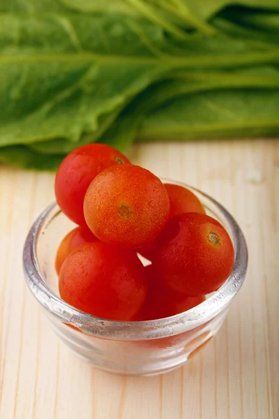 Tomates e Verdes Frescos — Fotografia de Stock