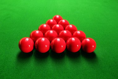 traingular şeklinde düzenlenen bilardo topları