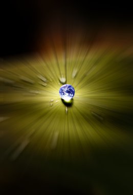 Planet earth waterdrop yaprak üzerinde