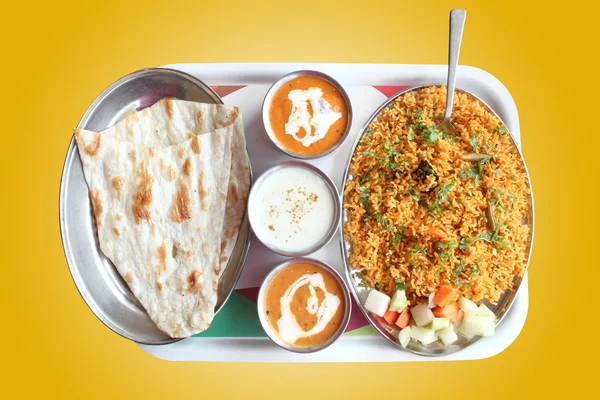 Indische Biryani, Butter Naan mit würzigem Curry — Stockfoto