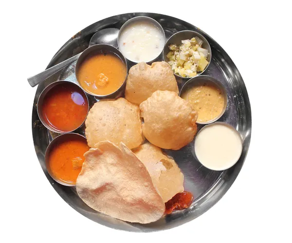 Pranzo tradizionale indiano del sud con puri e sambar — Foto Stock