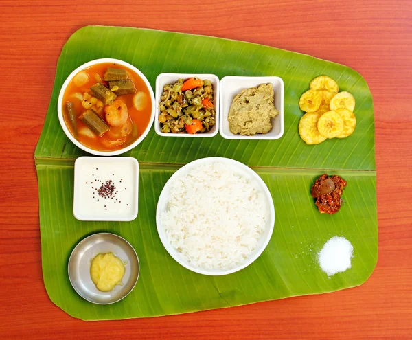 Muz yaprağı üzerinde geleneksel Güney Hint yemekleri — Stok fotoğraf