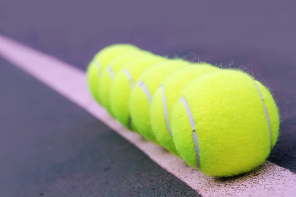 Closeup μπάλες του τένις σε σκληρό δικαστήριο τένις συνθετικό χλοοτάπητα — Φωτογραφία Αρχείου