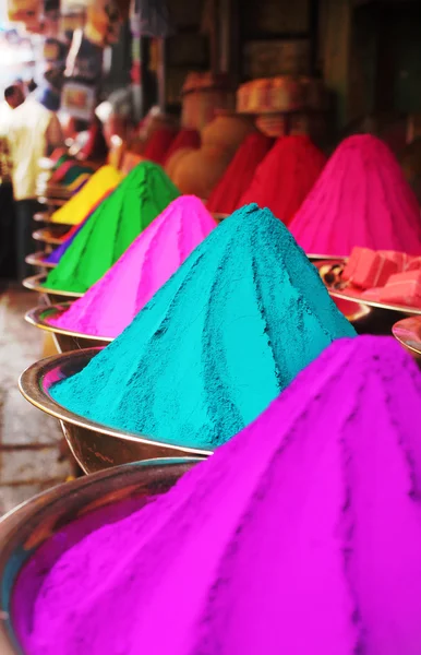 Pilhas coloridas de corante holi em pó no mercado mysore — Fotografia de Stock