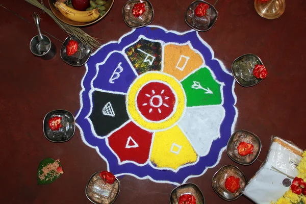 Kleurrijke rangoli kunst, hindoe puja items, bloemen — Stockfoto
