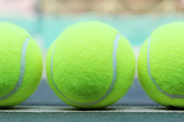 Nagelneue Tennisbälle in einer Reihe angeordnet — Stockfoto