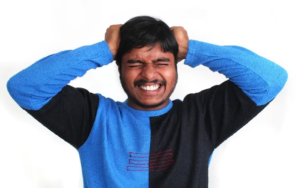 Joven indio estresado tirando de su pelo aparte — Foto de Stock