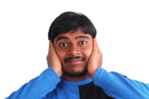 Hombre indio mostrando angustia cubriendo sus oídos — Foto de Stock